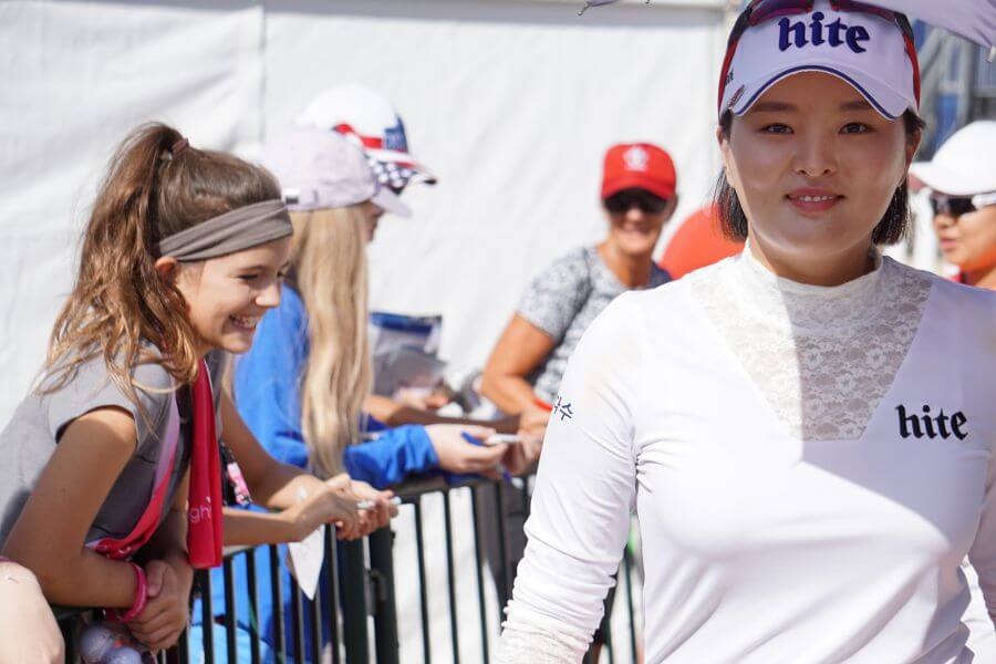 Rookie Jin Young Ko leaves fans smiling after signing autographs womensgolf.com