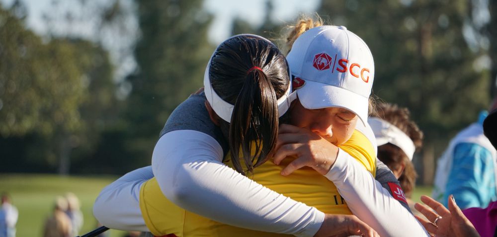 Ariya Jutanugarn embraces Moriya after Moriya's winning putt at the 2018 HUGEL-JTBC LA Open | Photo: Ben Harpring