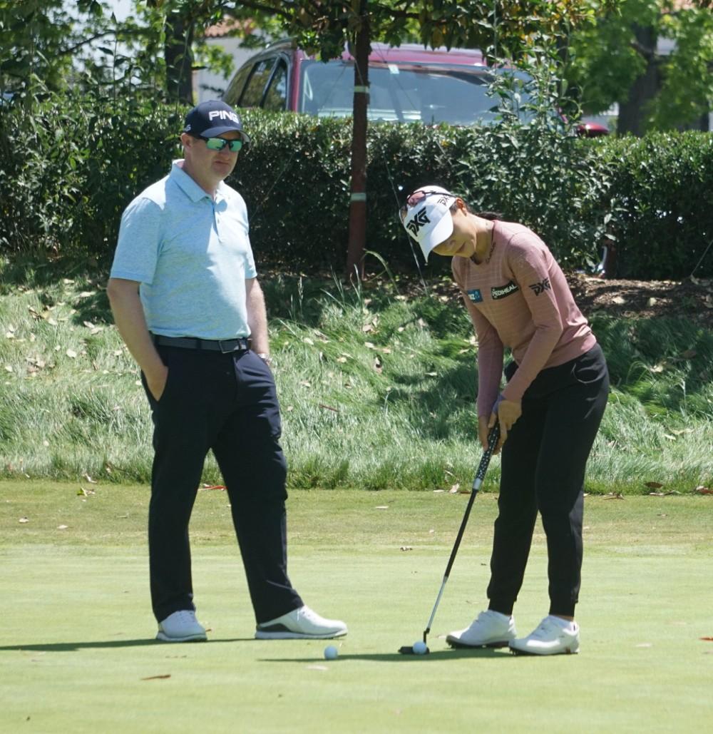 Gareth Raflewski working with Lydia Ko on the practice green at the 2019 L.A. Open | Photo by Ben Harpring